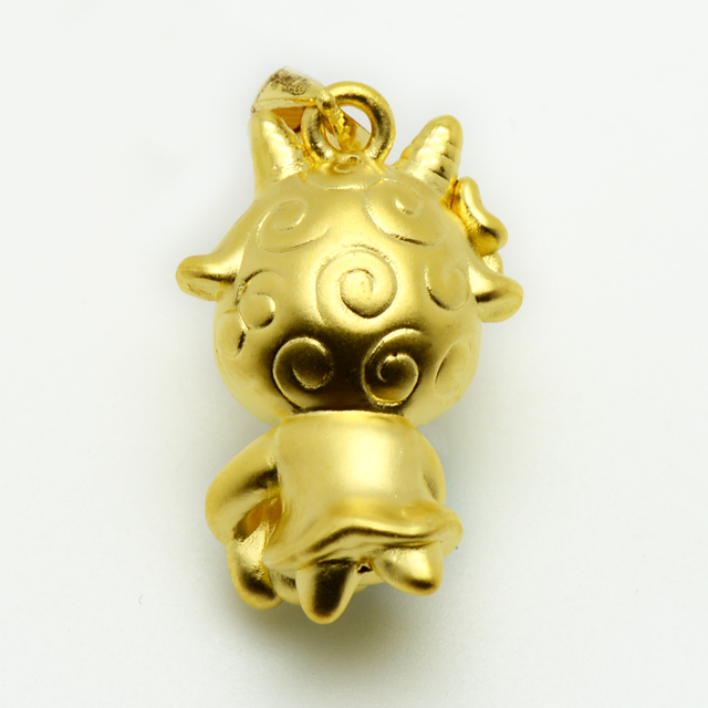 可爱生肖羊足金吊坠戴梦得额尊崇